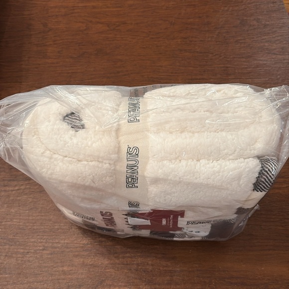 Peanuts Snoopy Throw Blanket - Picture 10 of 11